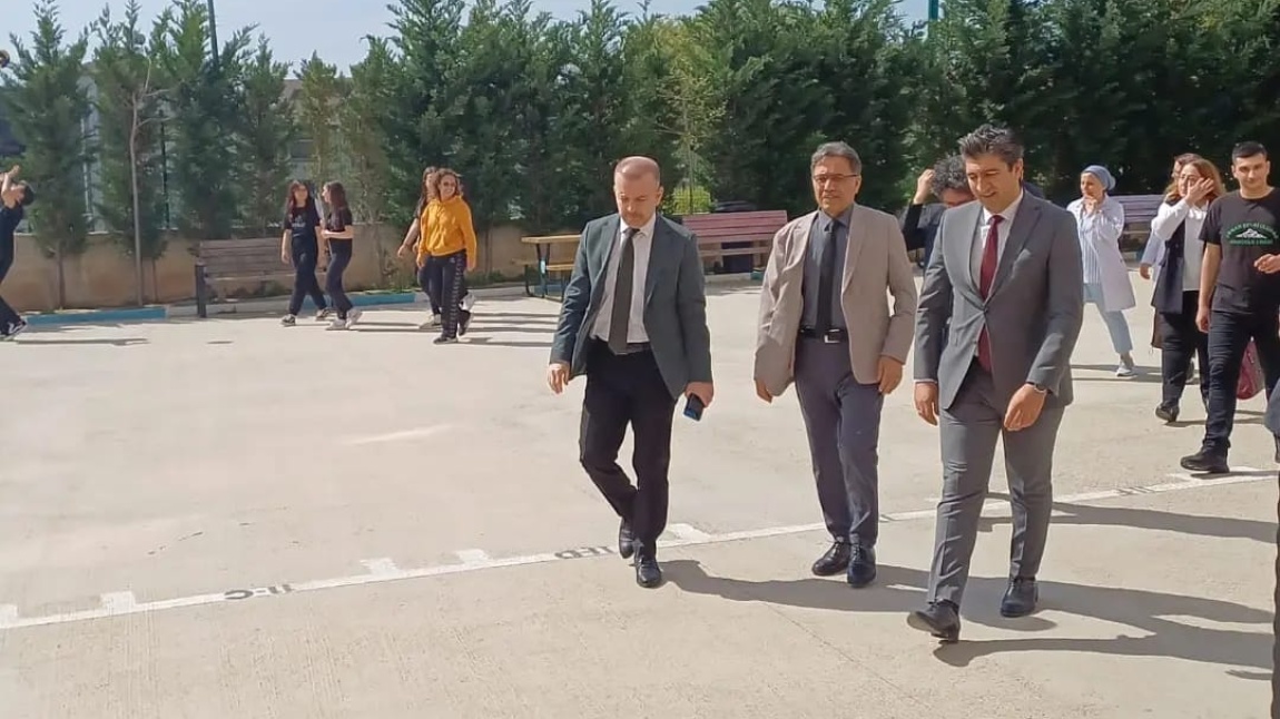 Nilüfer Kaymakamımız Murat Süzen ve Nilüfer İlçe Milli Eğitim Müdürümüz Mehmet Altınok okulumuzu ziyaret etti.
