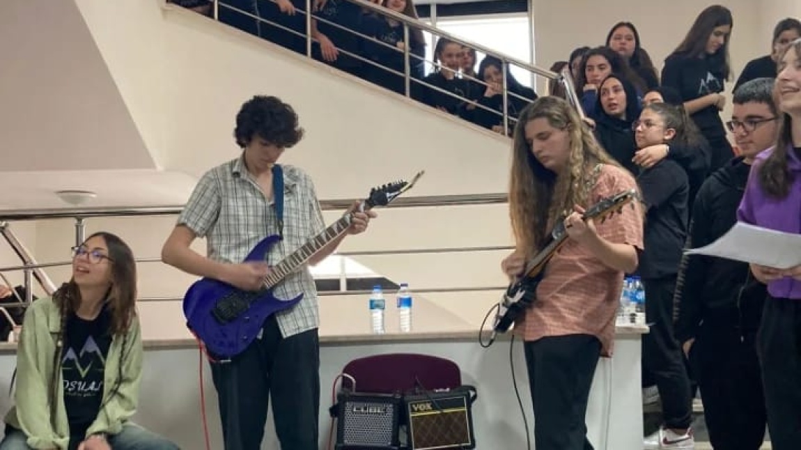 Müzik Kulübü öğretmenlerimiz Deniz Efe Özgüle ve Peren Uzun'un koordinesinde kulüp öğrencilerimiz dinletisi